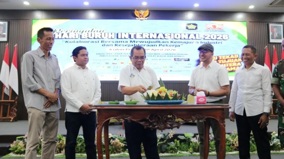 SEREMONI: Sekda Kulon Progo memotong tumpeng pada peringatan Hari Buruh Internasional. (Dokumentasi Pemkab Kulon Progo)