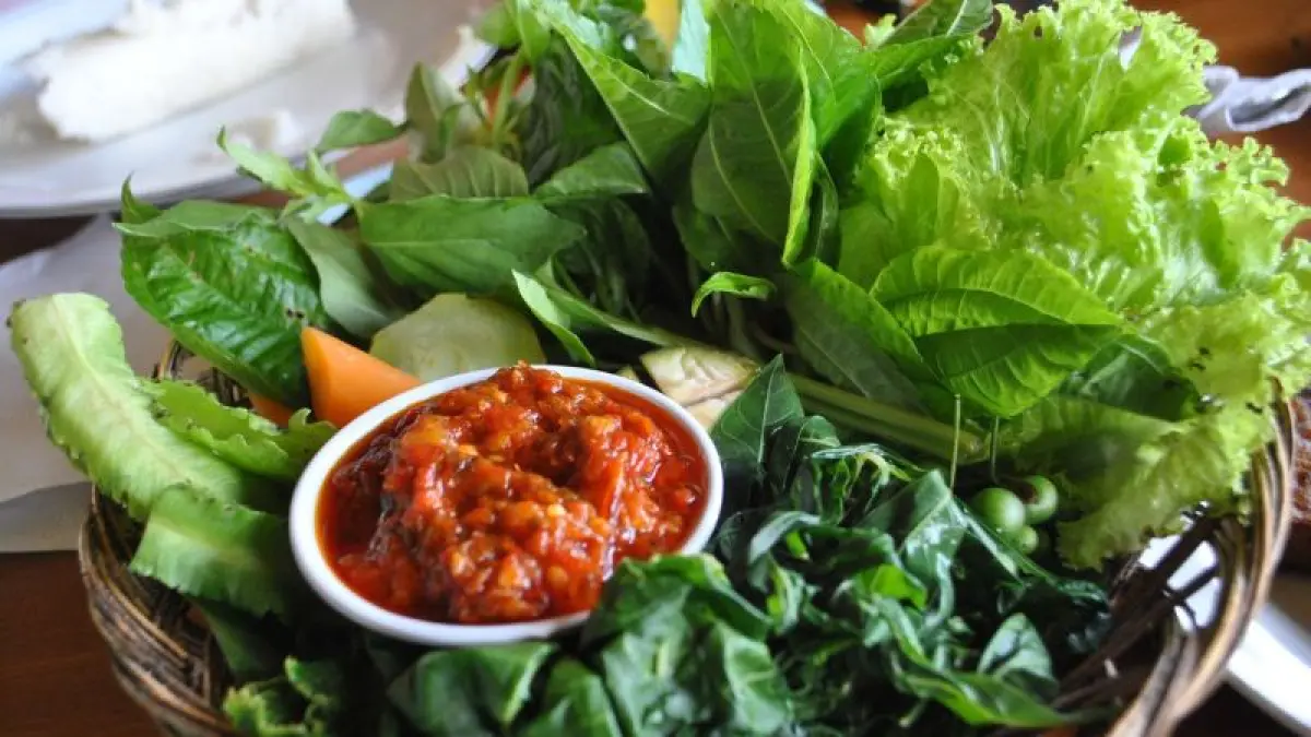 Lalapan dan sambal. (Pinterest)