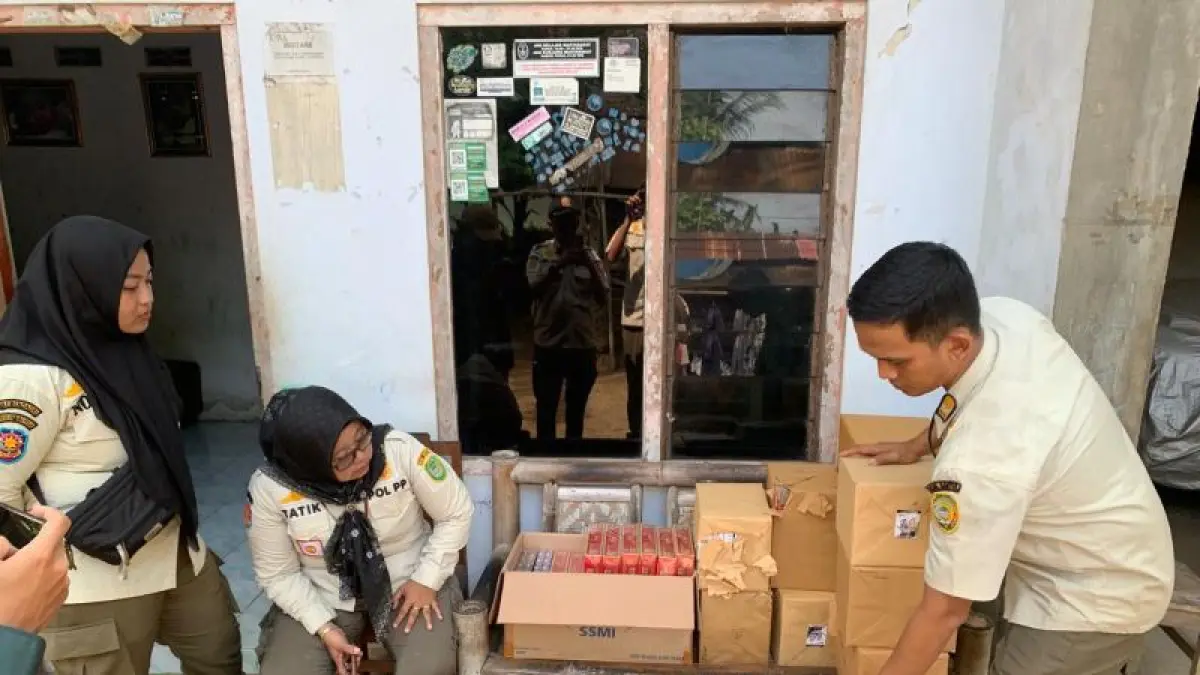 OPERASI: Petugas sedang menyita rokok tanpa cukai di rumah salah satu warga Trimurti, Srandakan Rabu (29/4). (Dokumentasi Satpol PP Bantul)