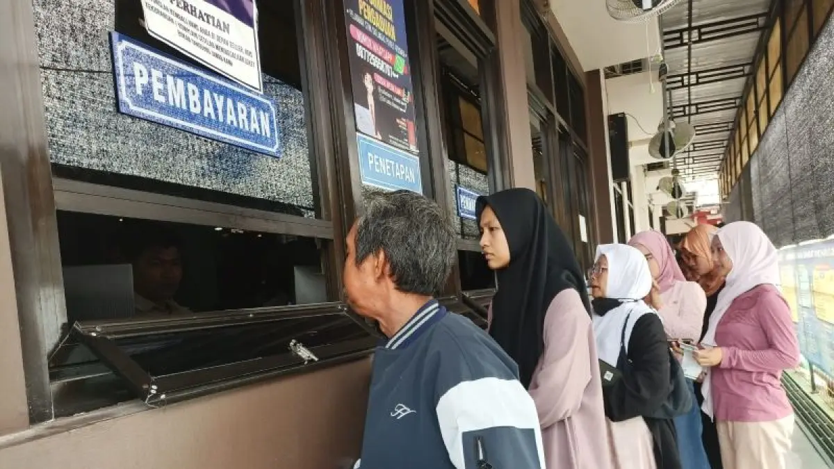 PATUH: Masyarakat saat membayar pajak kendaraan bermotor di Kantor Samsat Kebumen. (M Hafied/Radar Jogja)