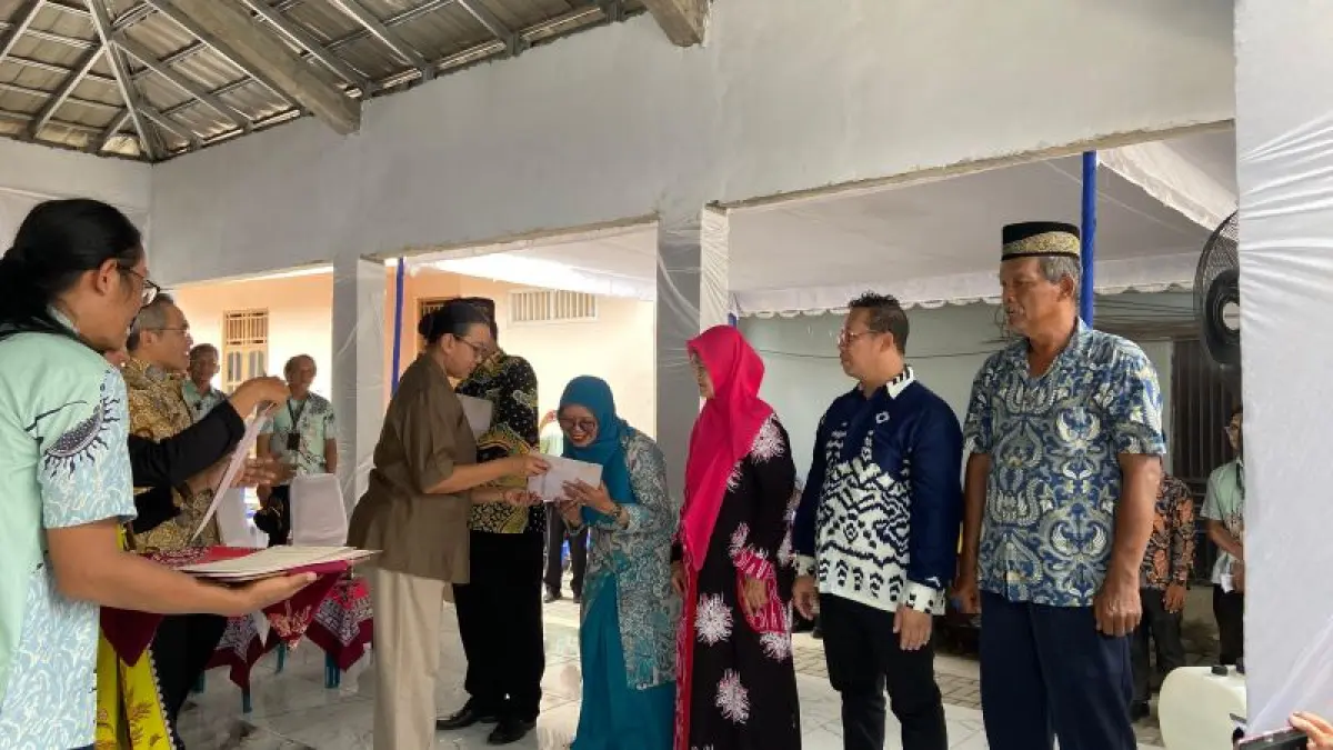 Penghageng Kawedanan Datu Dana Suyasa Keraton Ngayogyakarta GKR Mangkubumi sedang menyerahkan serat palilah kepada warga Padukuhan Pedak Baru, Kalurahan Banguntapan, Kapanewon Banguntapan Kamis (30/4). (Cintia&nbsp;Yuliani/Radar Jogja)