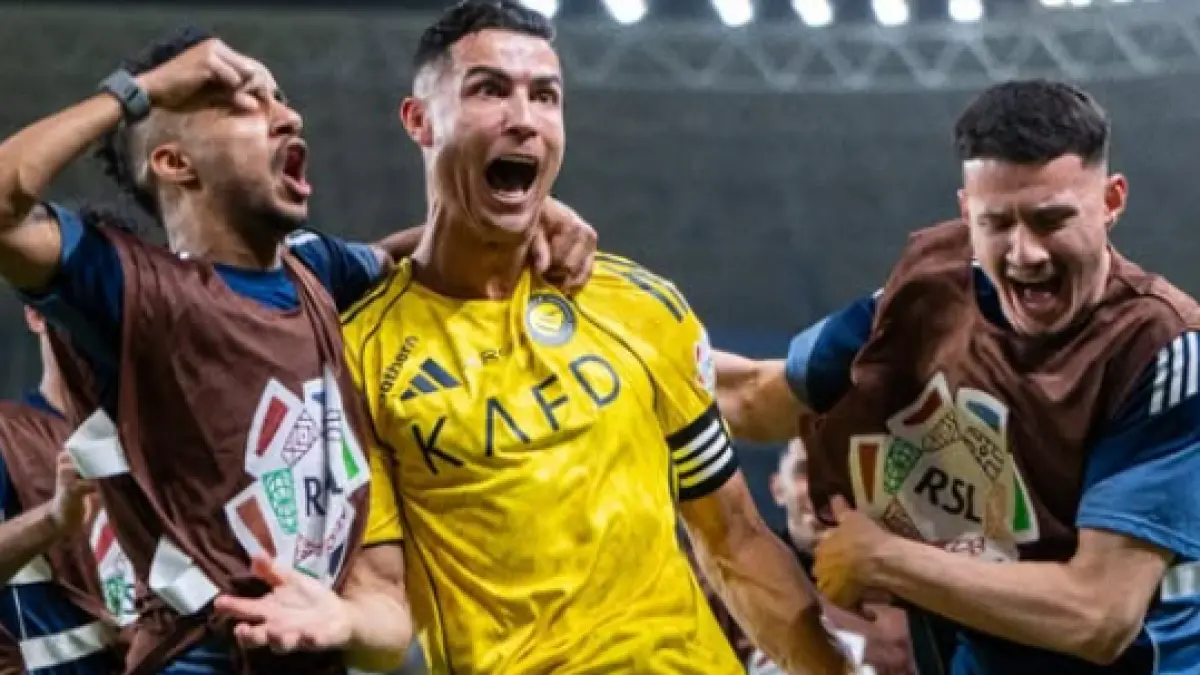 Selebrasi Cristiano Ronaldo bersama rekan-rekannya dari Al Nassr setelah mencetak gol dalam kemenangan 2-0 atas Al Ahli di Saudi Pro League. (getty images)