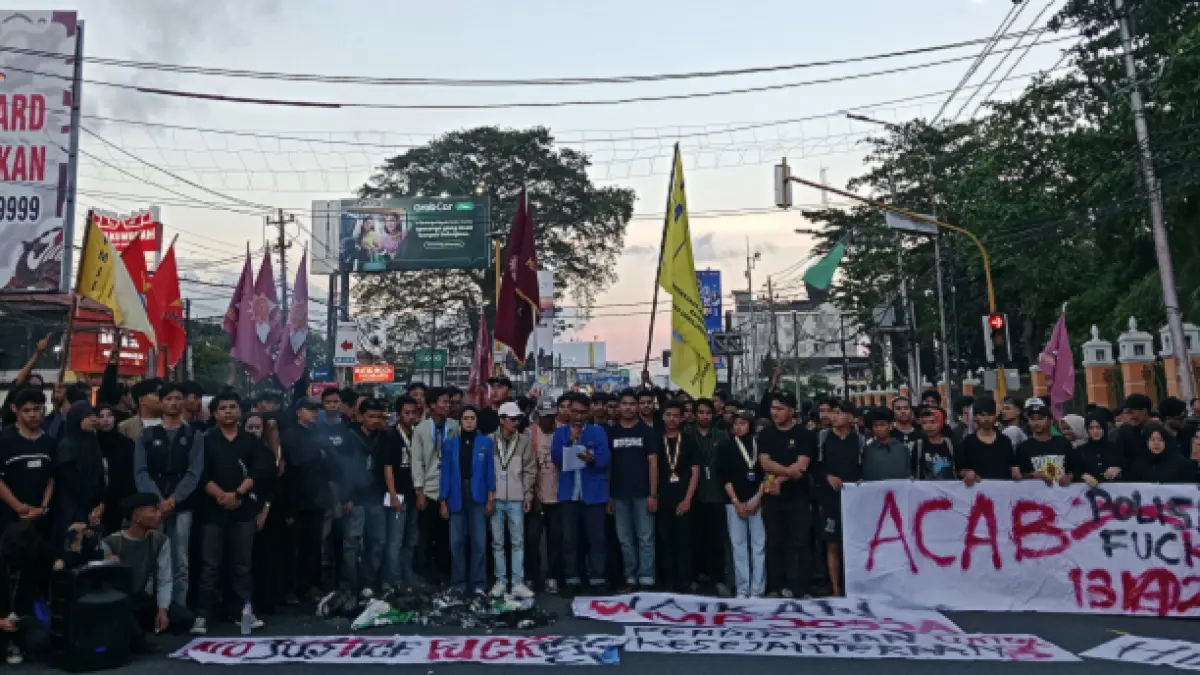 Aksi demonstrasi mahasiswa di pertigaan UIN Jumat (1/5/2026). Delima Purnamasari/Radar Jogja