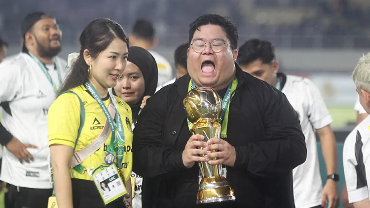 BERPISAH: Direktur Utama PSIM Jogja Yuliana Tasno bersama Manajer PSIM Razzi Taruna (kanan) saat membawa trofi juara Liga 2 2024/2025 setelah mengalahkan Bhayangkara FC di Stadion Manahan, Solo, Rabu (26/02/2025). 