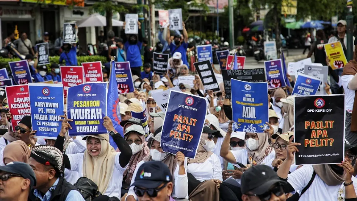 Buruh yang tergabung dalam Forum Komunikasi Buruh Bersatu DIY menggelar aksi damai memperingati Hari Buruh Internasional di kawasan Tugu Jogja, Jumat (1/5/2026). Guntur Aga Tirtana/Radar Jogja 