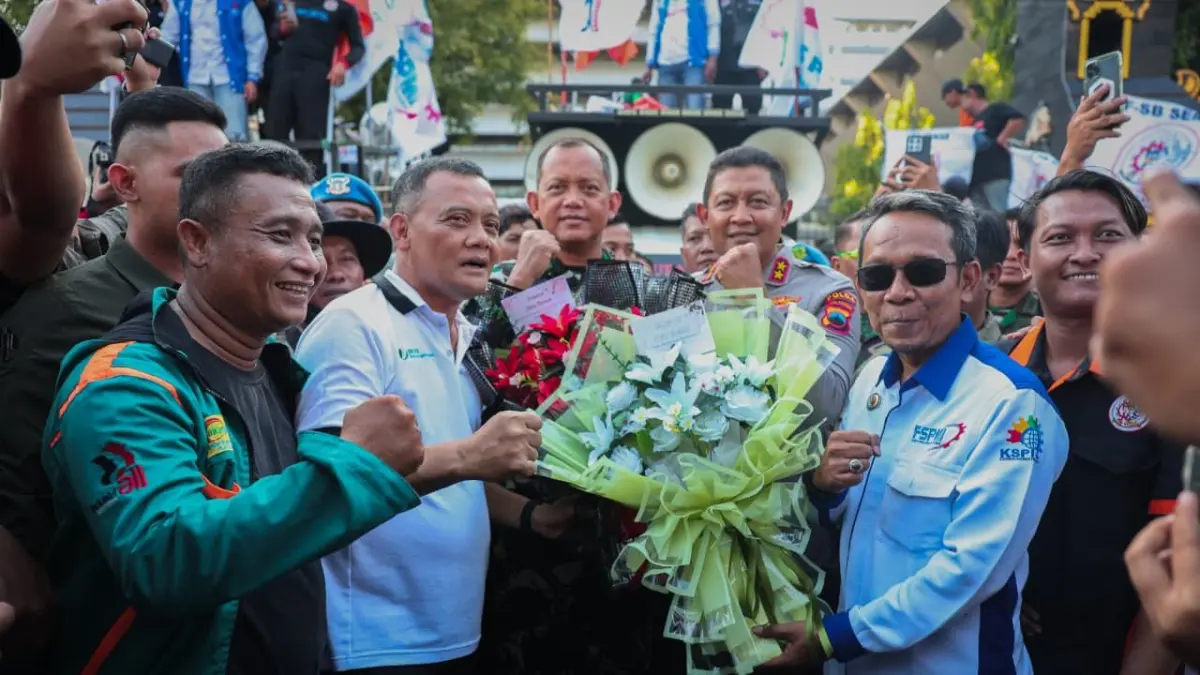 Gubernur Jawa Tengah Ahmad Luthfi menemui para buruh dalam peringatan May Day 2026