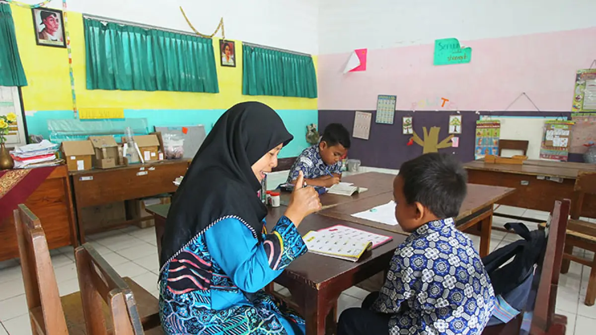 Guru mengajar dua siswa kelas 1 saat kegiatan belajar mengajar di SD Negeri Minomartani 2, Ngaglik, Sleman, Kamis (30/4/2026). (Foto: Guntur Aga Tirtana/Radar Jogja)