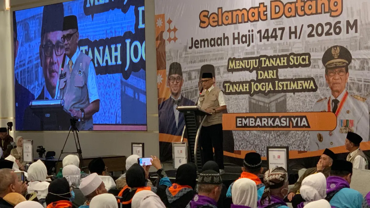 Menteri Haji dan Umroh RI memberikan penagarahan ke cjh di Embarkasi YIA.