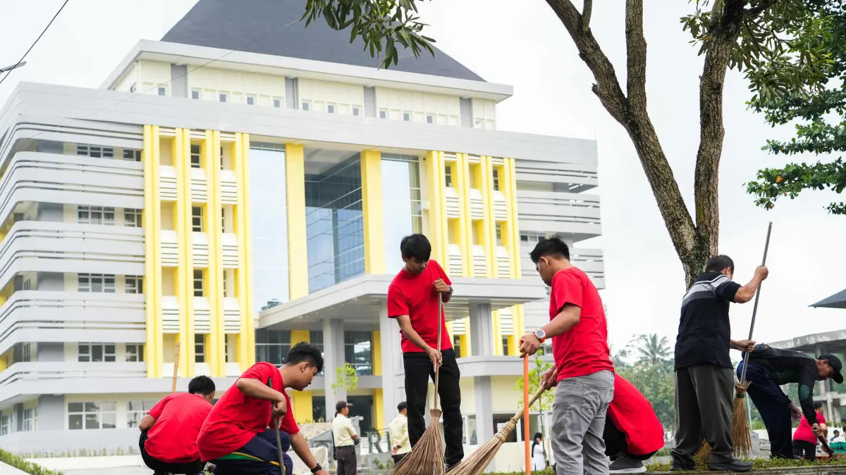 Para pekerja atau buruh mengikuti aksi bersih-bersih pada momentum Hari Buruh, Jumat (1/5).