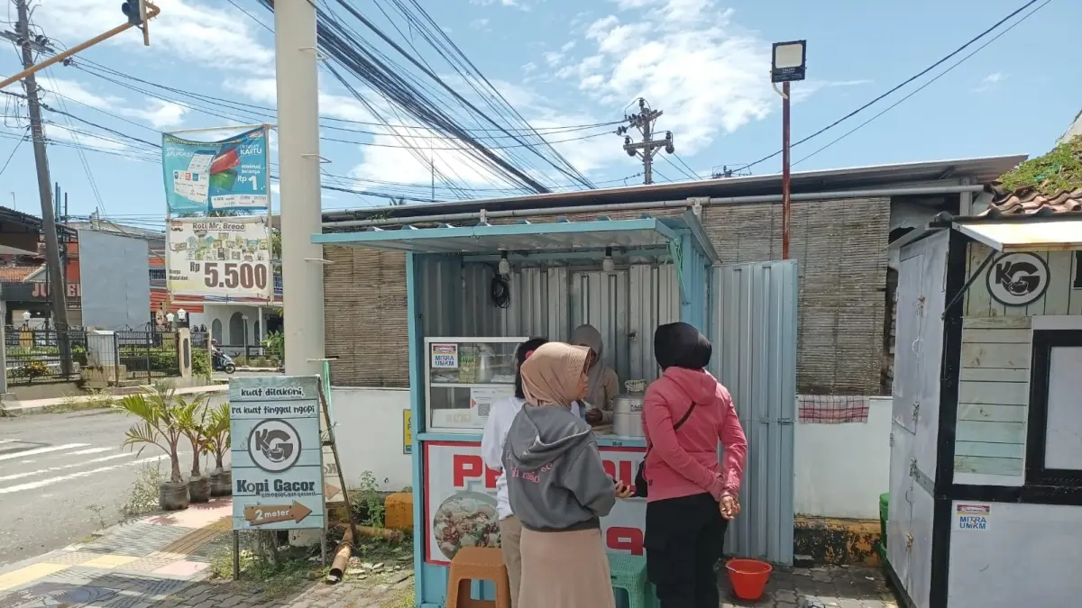 Pelaku usaha tetap leluasa berjualan meski di kontainer dengan ruang dan tempat terbatas. (M Hafied/Radar Jogja)