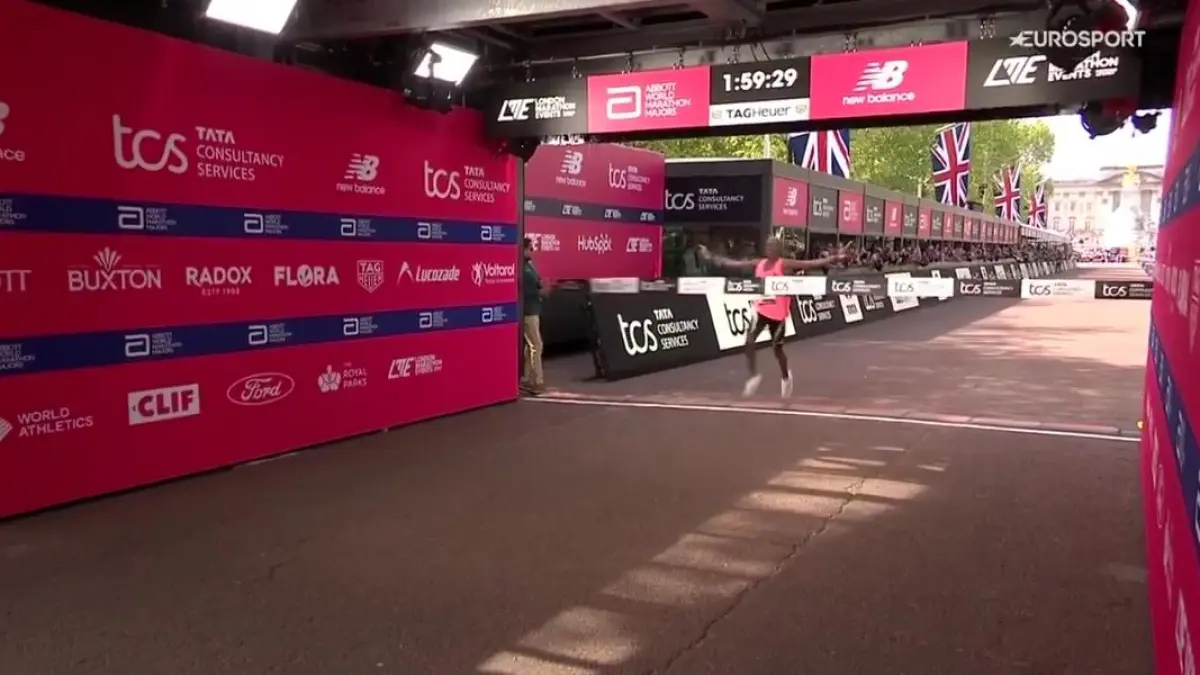 Pelari Kenya Sabastian Sawe catatkan waktu 1:59:30 di London Marathon 2026. 