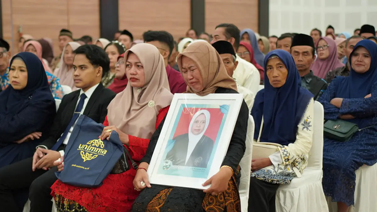 PENUH HARU: Keluarga Lusi Kristiana hadir untuk menerima ijazah karena telah dinyatakan lulus. Dok: Humas Unimma