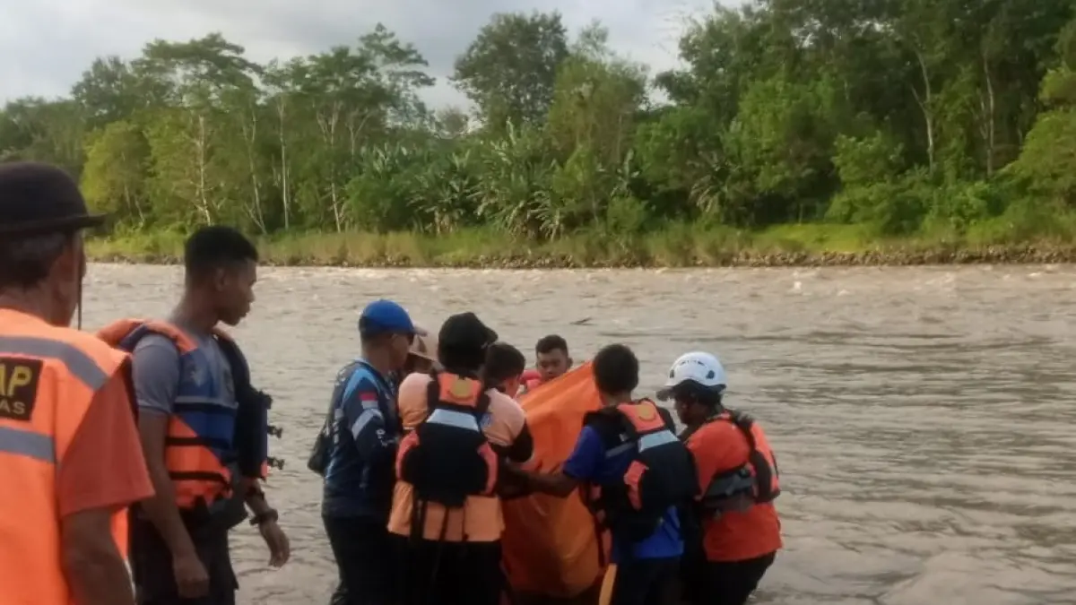Personel Tim Gabungan membawa kantung jenazah