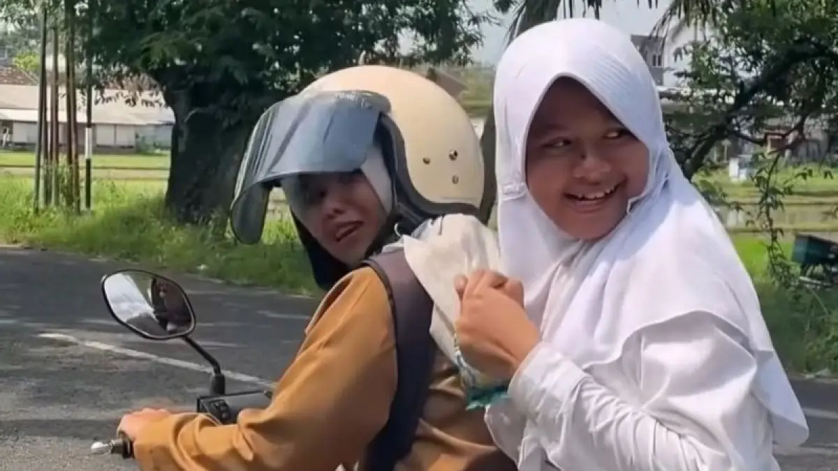 PULANG: Guru SLB Bhakti Wiyata memboncengkan siswanya yang hendak pulang. (Dokumentasi SLB Bhakti Wiyata)
