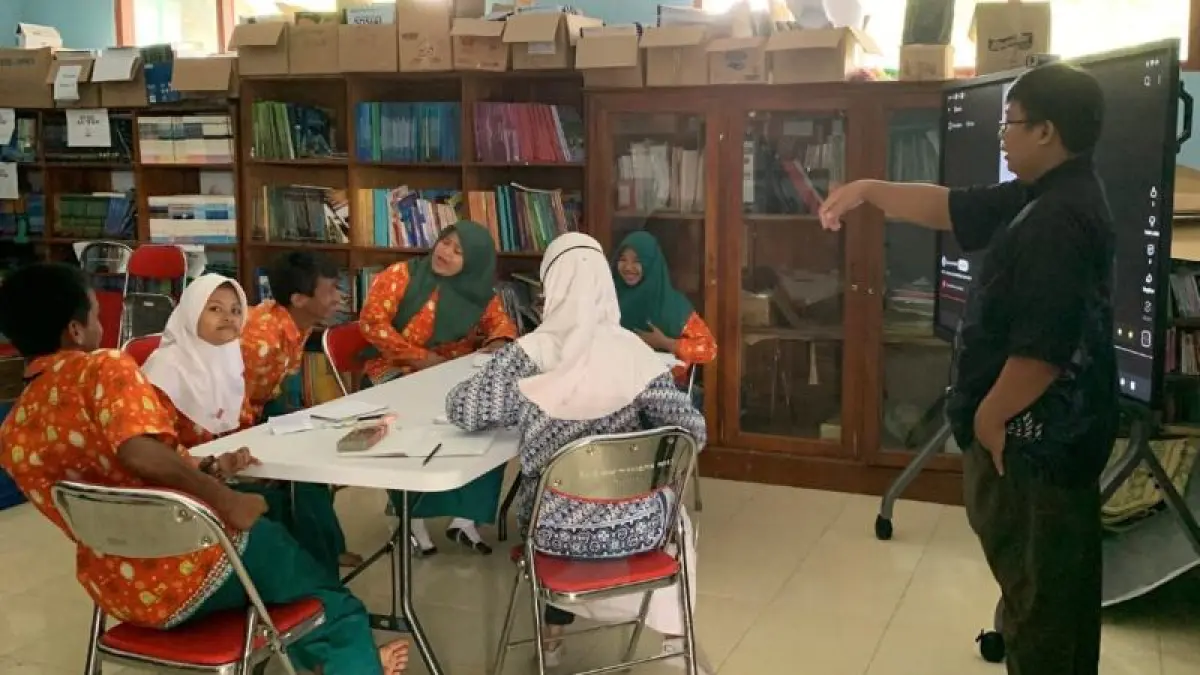 Guru SLB Bhakti Wiyata saat mengajar di kelas. (Dokumentasi SLB Bhakti Wiyata)