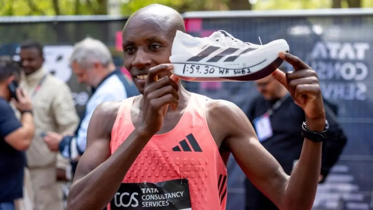 Sebastian Sawe memperlihatkan sepatu yang dia pakai di London Marathon. 