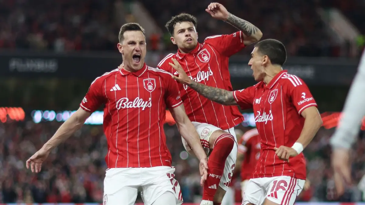 Selebrasi para pemain Nottingham Forest rayakan gol Chris Wood ke gawang Aston Villa.