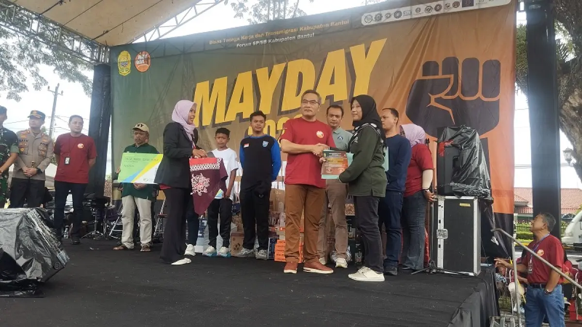 SEREMONI: Bupati Bantul Abdul Halim Muslih sedang memberikan hadiah kepada buruh di acara peringatan Hari Buruh Jumat (1/5/2026). Cintia&nbsp;Yuliani/Radar Jogja