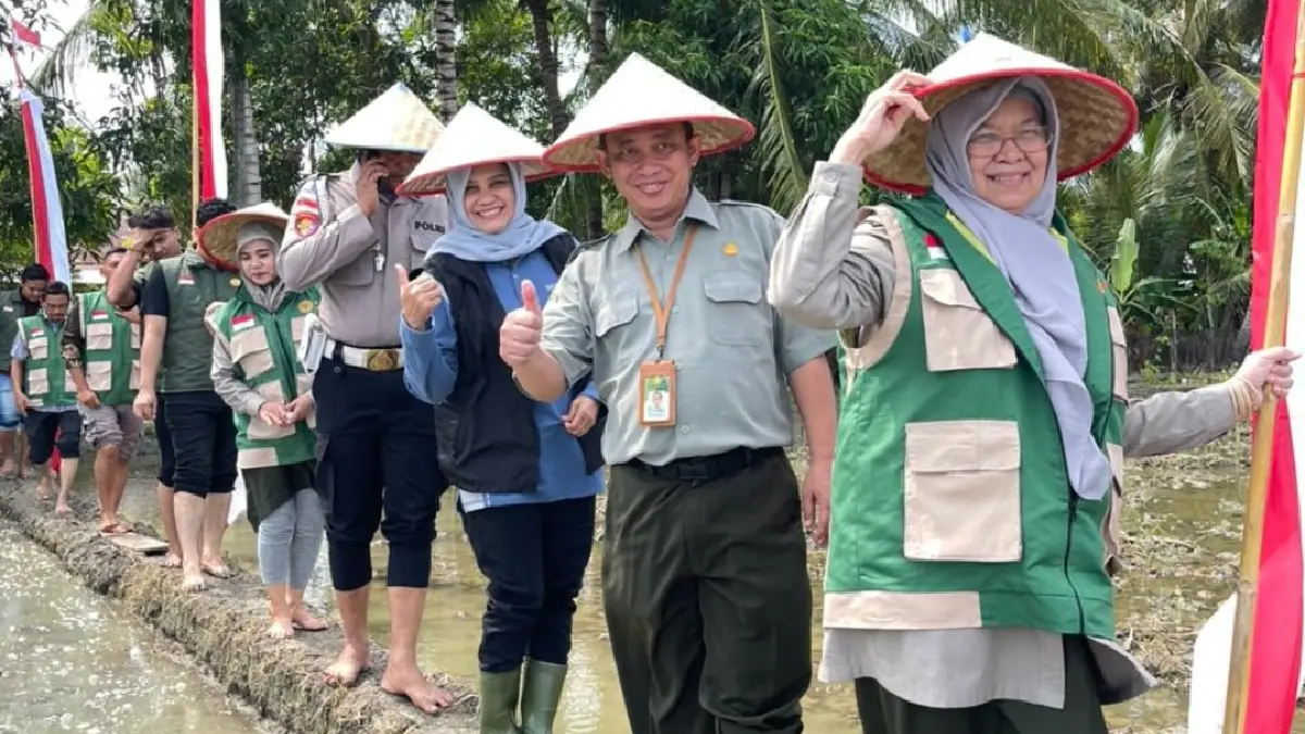TERJUN KE SAWAH: Direktur Politeknik Pembangunan Pertanian Yogyakarta Magelang (Polbangtan Yoma), R. Hermawan (dua dari kanan), selaku penanggung jawab Brigade Pangan Provinsi Aceh, turut hadir dalam kegiatan tanam padi serentak di Bireuen, Kamis (30/42026). (ISTIMEWA)