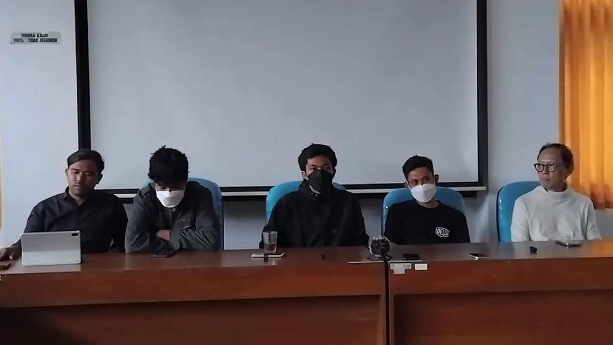 DISESALKAN: Kuasa hukum dari LBH Jogja Wandi Saputra, para korban pemukulan, dan pakar sosiologi UGM Andreas Budi Widyanta saat konferensi pers di Pusat Studi Pedesaan dan Kawasan (PSPK) UGM, Sabtu (2/5) siang. Rizky Wahyu/Radar Jogja&nbsp;
