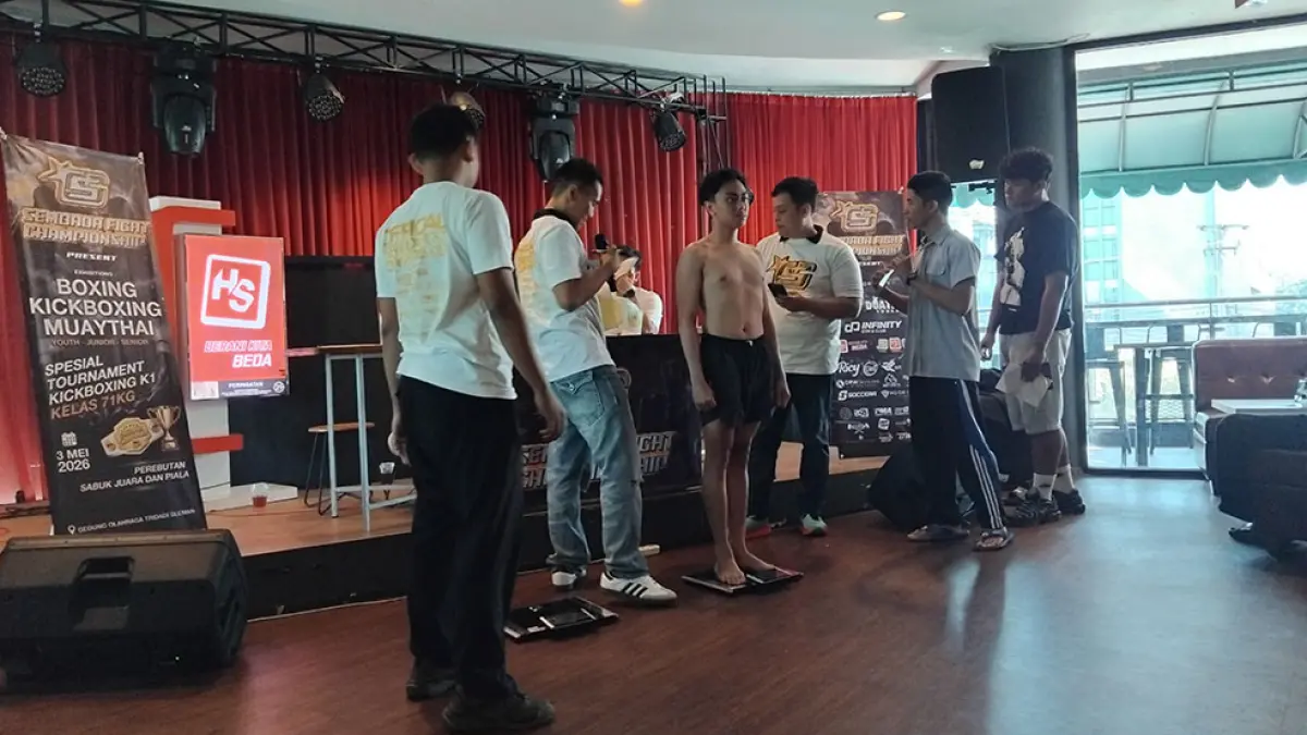 Para peserta saat melakukan penimbangan di Ricy Cafe, Sabtu (2/5) pagi. Rizky Wahyu/Radar Jogja&nbsp;

