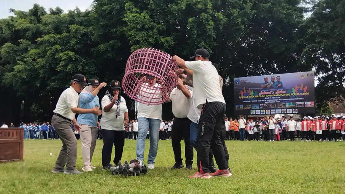Wakil Bupati Sleman Danang Maharsa membuka ajang Porkab Sleman 2026 di Lapangan Pemda Sleman, Sabtu (2/5) bersama para jajaran pengurus KONI Kabupaten Sleman.&nbsp;Rizky Wahyu / Radar Jogja&nbsp;
