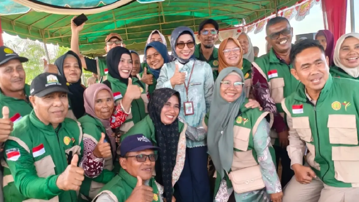 DONGKRAK PRODUKSI PADI: Kepala BPPSDMP Kementan Idha Widi Arsanti (tengah) bersama Brigade Pangan Semangat Muda di sela kegiatan penanaman padi di lahan sawah bekas terdampak banjir di Desa Tanjung Tualang, Kecamatan Peureulak Barat, Kabupaten Aceh Timur, Jumat (1/5/2026). (ISTIMEWA)