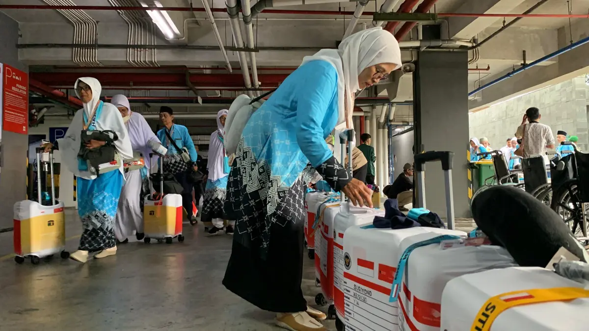 BERANGKAT: Jamaah Haji memasuki Embarkasi YIA tepatnya hotel penginapan - ANOM BAGASKORO/RADAR JOGJA