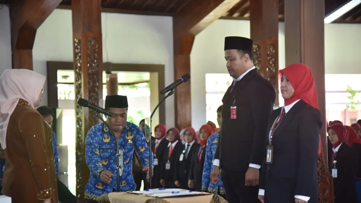 Bupati Kebumen Lilis Nuryani mengambil sumpah jabatan 242 kepala sekolah jenjang SD dan SMP. Prosesi dilakukan bertepatan momentum Hari Pendidikan Nasional (Hardiknas) di Pendopo Kabumian, Sabtu (2/5). (Dokumentasi Prokopim Kebumen)

&nbsp;