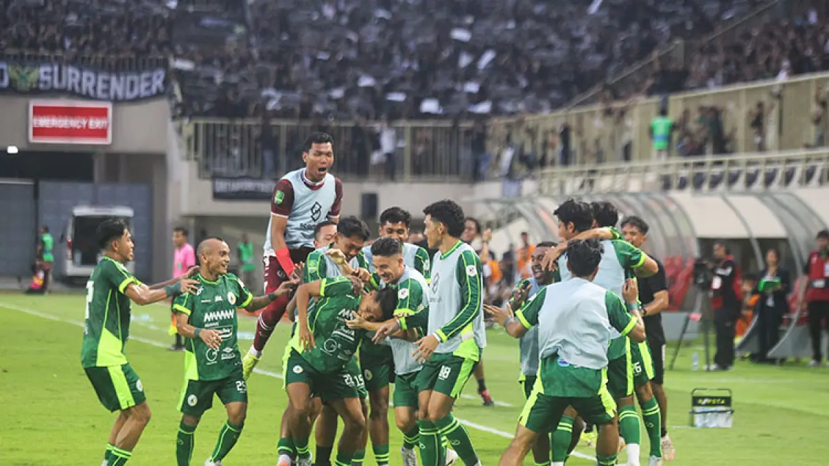 EUFORIA: Para pemain PSS Sleman menyambut selebrasi Junior Haqi yang mampu mencetak gol kedua ke gawang PSIS Semarang pada menit 58 di MagIS, Minggu (3/5/2026) sore. (Foto: Guntur Aga Tirtana/Radar Jogja)