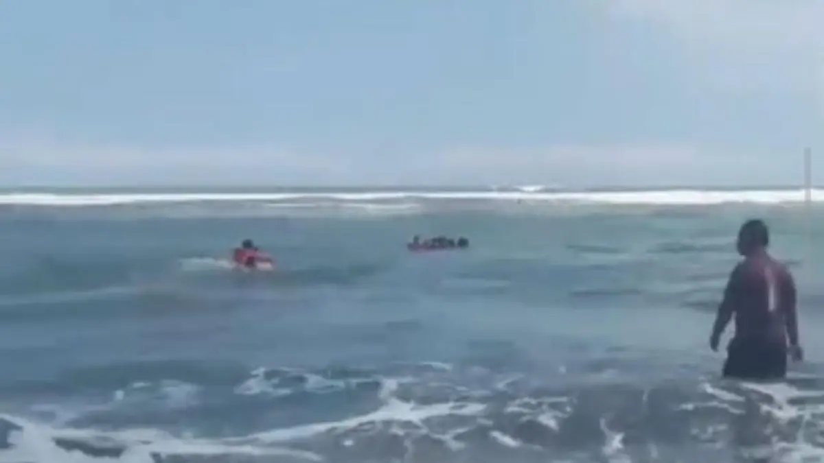 EVAKUASI: Petugas sedang menyelamatkan empat korban laka laut dengan pelampung di Pantai Parangtritis Minggu (3/5).&nbsp;(Dokumentasi SAR Parangtritis)