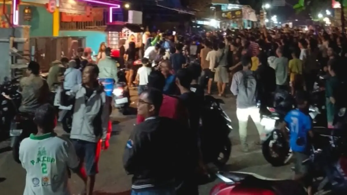 KESALAHPAHAMAN: Ratusan warga sedang mengerumuni dua remaja yang ditangkap usai cekcok dengan warga Wukirsari. (Dokumentasi Polres Bantul)