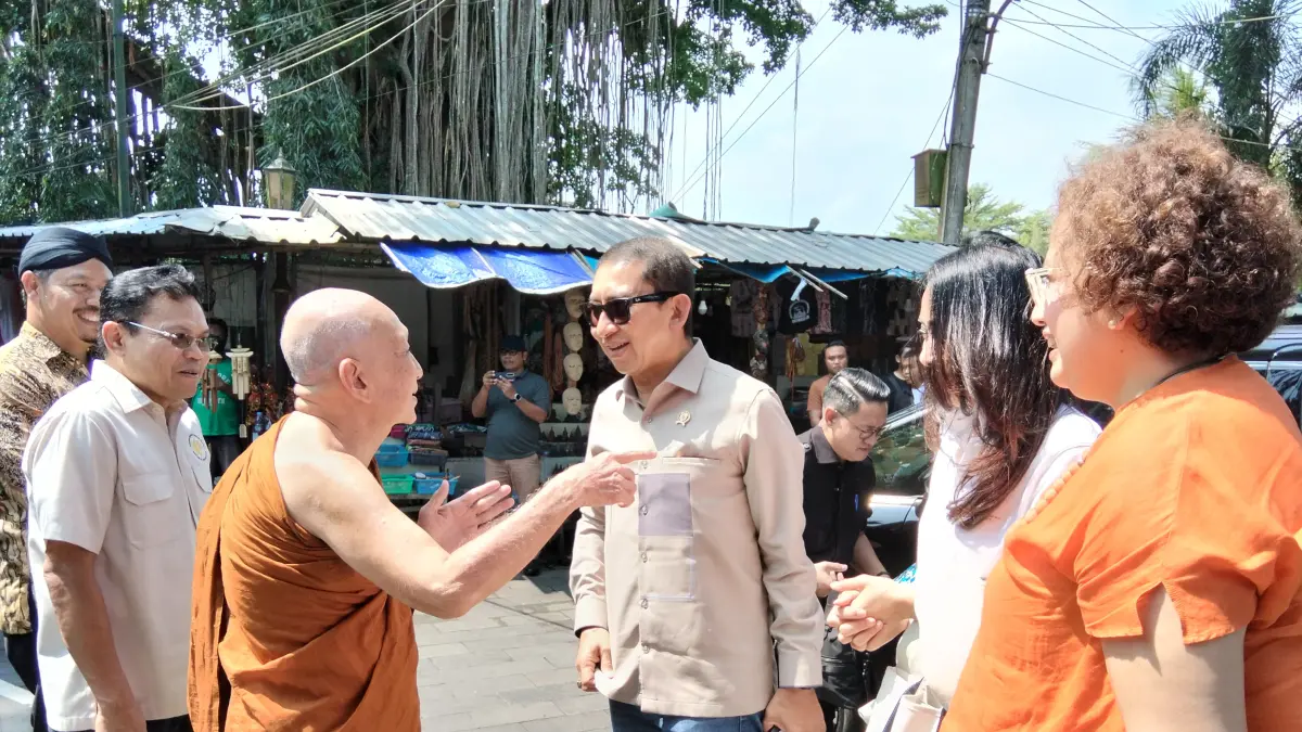 Menteri Kebudayaan Fadli Zon saat berkunjung ke Vihara Mendut dan bertemu Bante Pannavaro, Minggu (3/5).