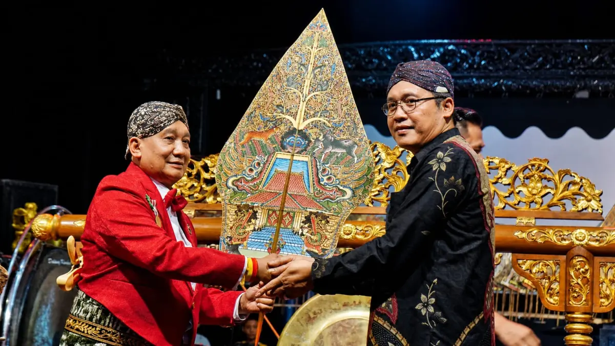 Pagelaran wayang kulit di Terminal Secang menjadi magnet bagi warga, Sabtu malam (3/5).