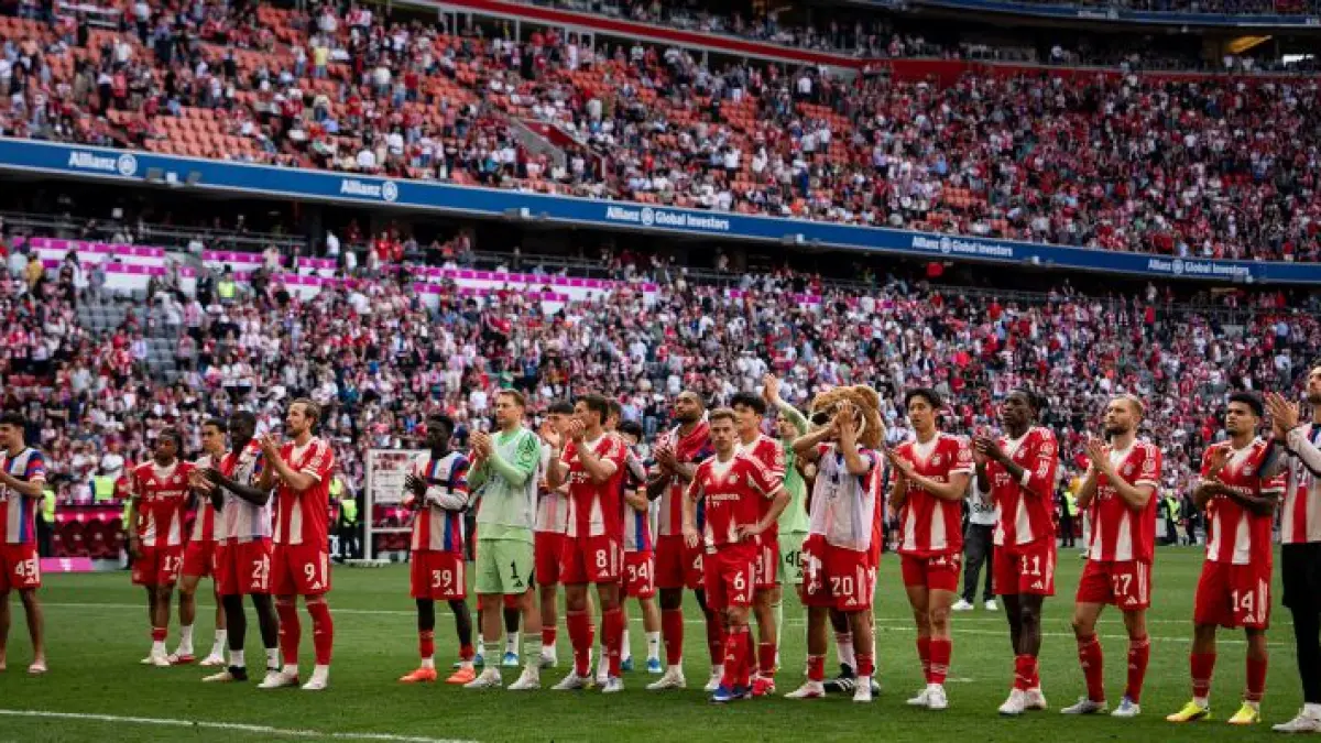 Para pemain Bayern Munich menyapa suporter di Allianz Arena setelah hasil imbang melawan Heidenheim. (FC Bayern)