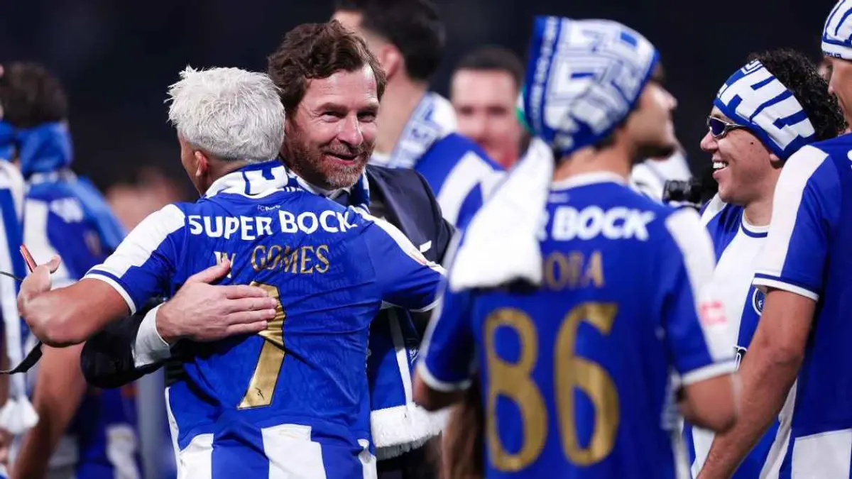 Para pemain FC Porto rayakan gelar juara Primeira Liga bersama presiden klub, Andre Villas-Boas