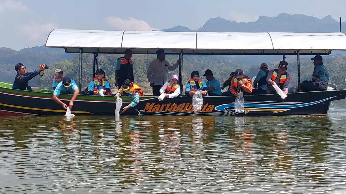  Pemkab Kulon Progo menebar benih ikan lokal di Waduk Sermo.