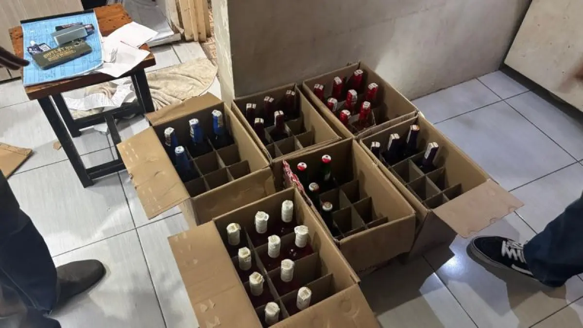Petugas kepolisian sedang menyita miras di salah satu toko di Bantul.&nbsp;(Dokumentasi Polres Bantul)