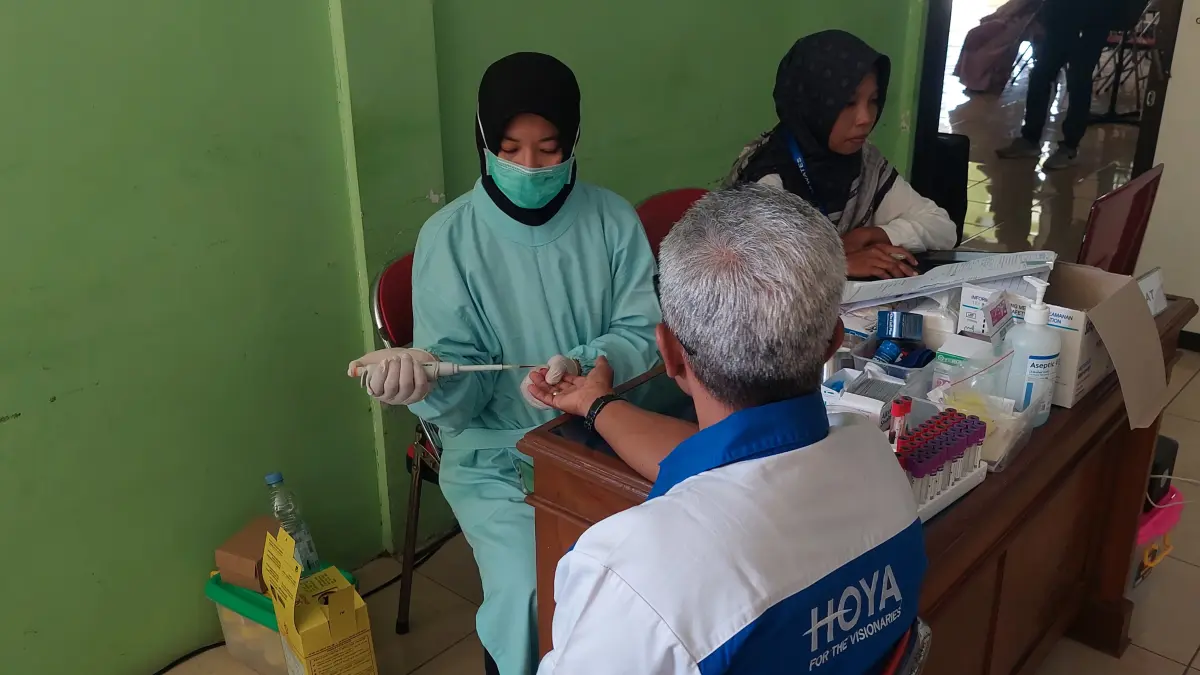 Petugas Kesehatan mengambil sampel darah dari peserta CKG.