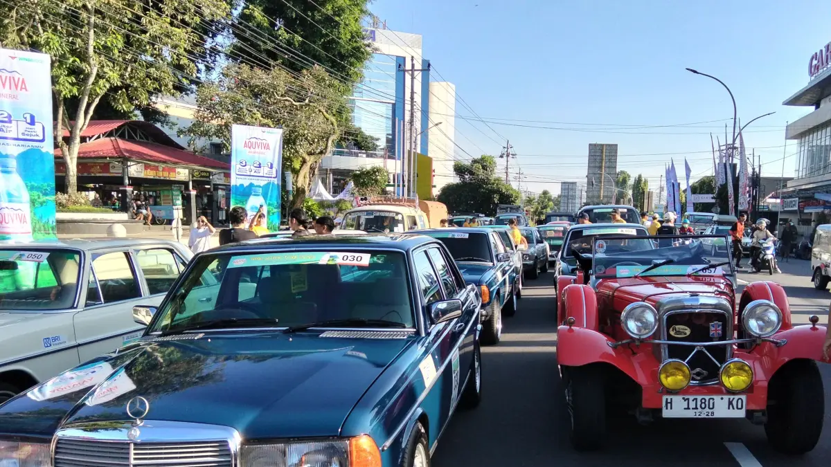 Ratusan mobil klasik memenuhi kawasan Alun-alun Kota Magelang, Sabtu (2/5).
