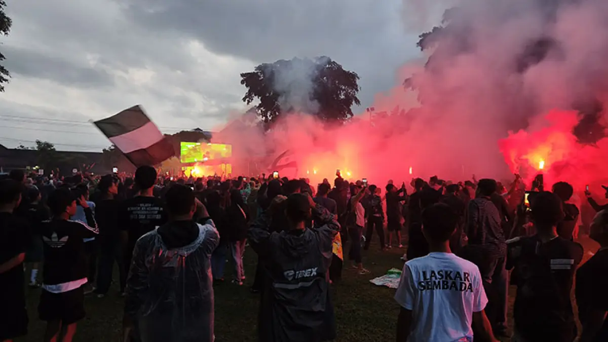 Ribuan suporter memadati Lapangan Pemda Sleman saat nobar pertandingan PSS Sleman melawan PSIS Semarang, Minggu (3/5/2026) sore. (Foto: Fahmi Fahriza/Radar Jogja)
