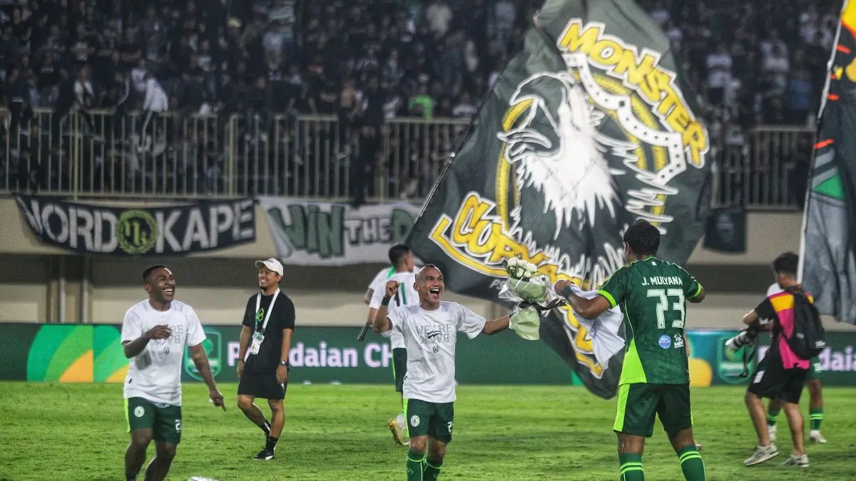 Riko Simanjuntak merayakan keberhasilan PSS Sleman naik kasta ke Super League setelah menundukkan PSIS Semarang di Stadion Maguwoharjo, Minggu (3/5/2026) - GUNTUR AGA/RADAR JOGJA