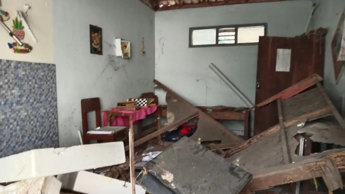 ROBOH: Kondisi plafon UKS SDN Minomartani 2 yang ambrol dan menutupi seluruh ruangan sejak 1,5 tahun lalu. (Delima Purnamasari/Radar Jogja)