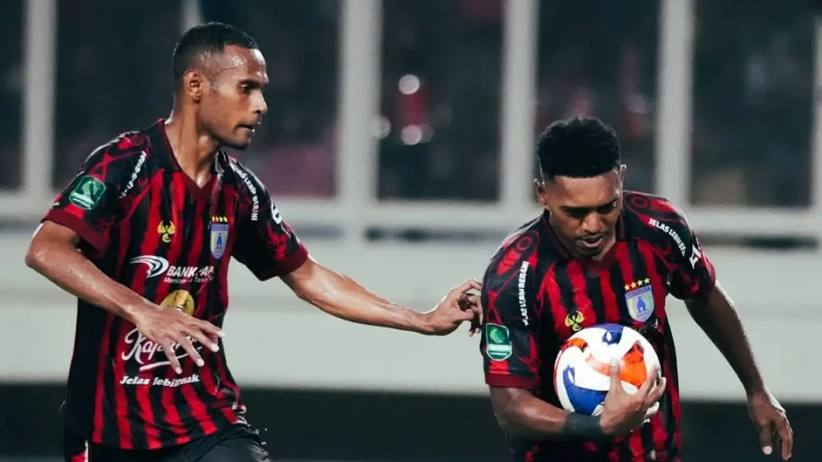 Selebrasi Jeam Kelly Sroyer (kanan) setelah mencetak gol dalam kemenangan Persipura Jayapura atas Persiku Kudus. (instagram Persipura)