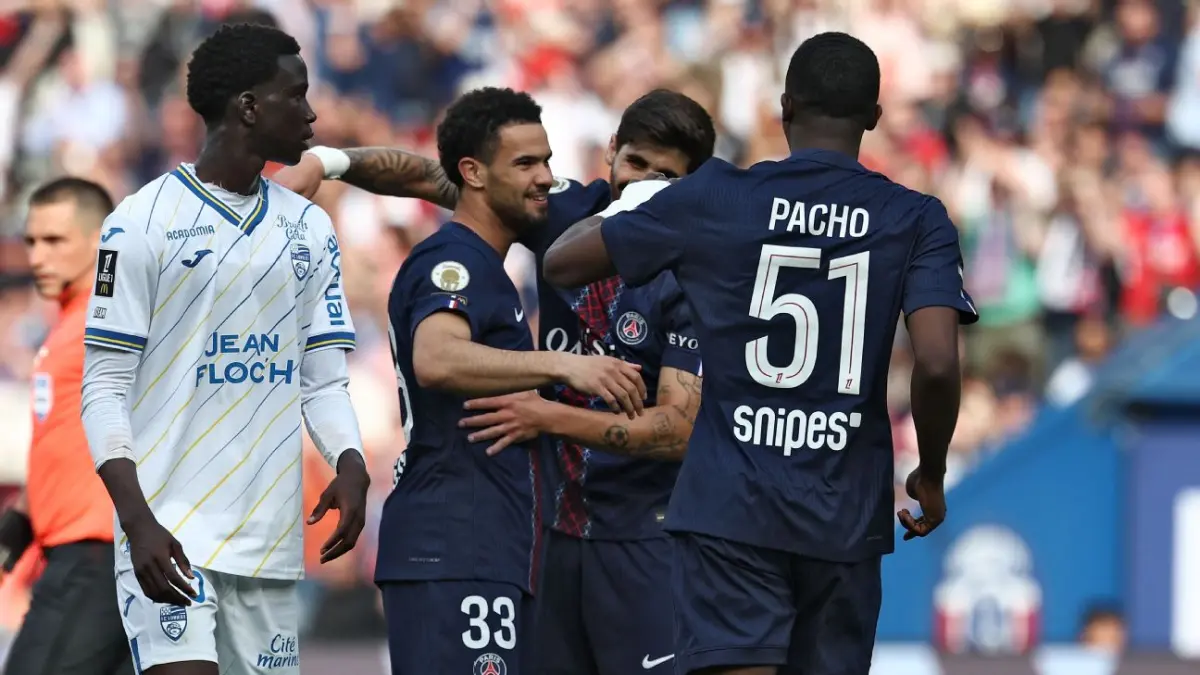 Selebrasi para pemain PSG setelah Warren Zaire-Emery cetak gol dalam hasil imbang melawan Lorient.