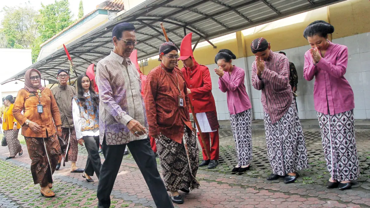 KHAS JOGJA: Sejumlah pelajar berbusana tradisional gagrak Ngayogyakarta menyambut Gubernur DIJ Hamengku Buwono X saat tiba di SMA Negeri 6 Kota Jogja untuk meluncurkan program Pendidikan Khas Kejogjaan (PKJ), kemarin (4/5). (Guntur Aga Tirtana/Radar Jogja)