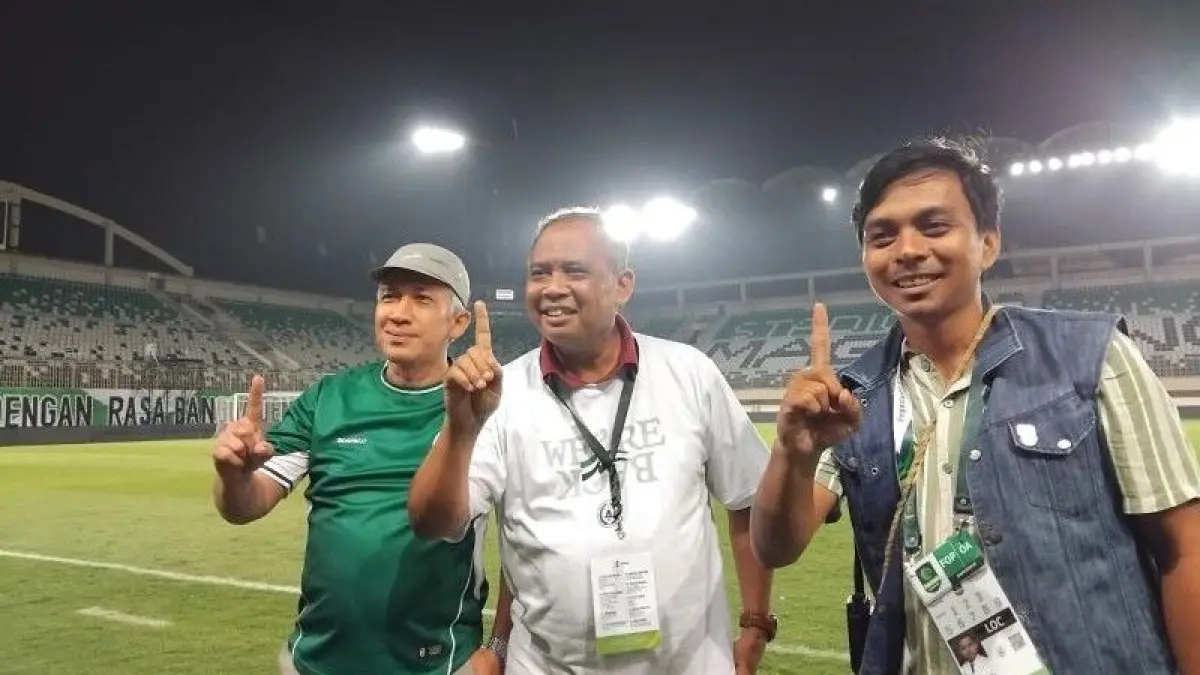 Bupati Sleman Harda Kiswaya usai menyaksikan pertandingan sepak bola.