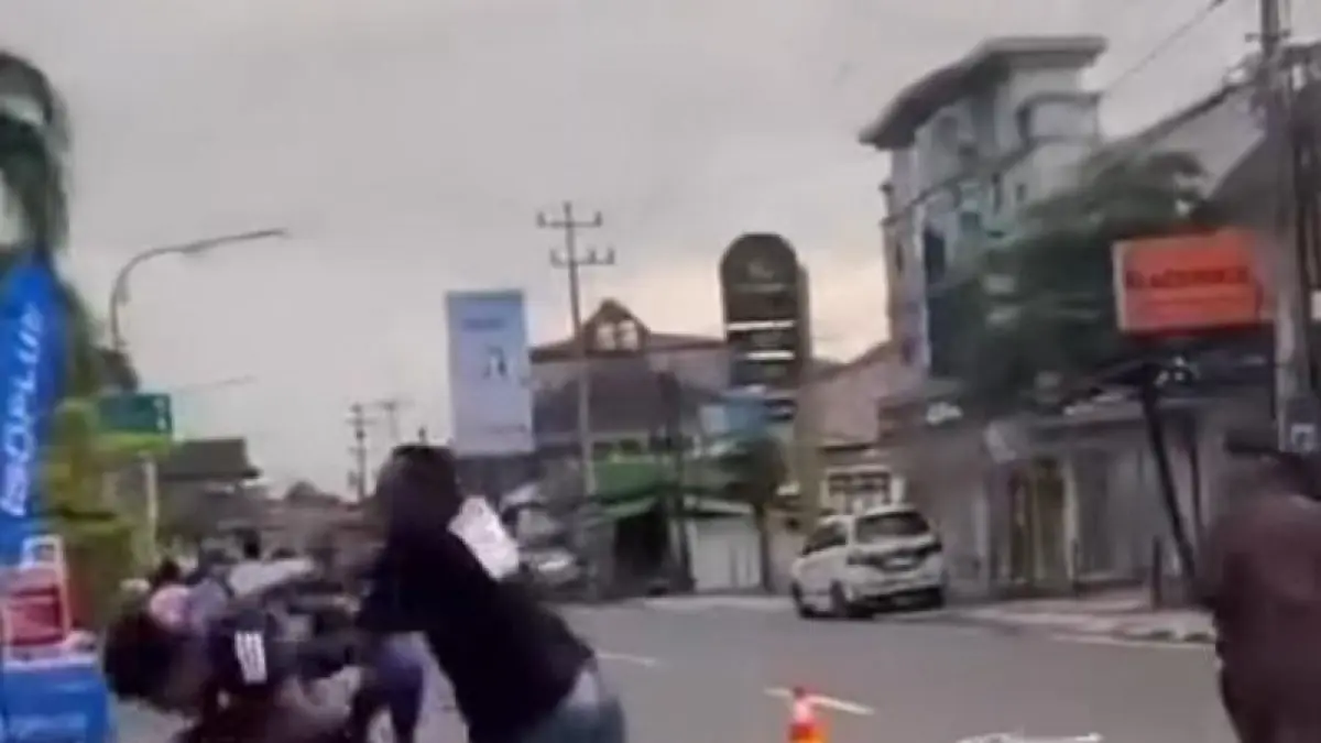 DISERANG: Seorang pelari saat diserang oleh orang tidak dikenal dalam gelaran lomba lari Jogja 10K. Peristiwa tersebut terjadi pada Minggu (3/5/2026) di Jalan Mataram, Kota Jogja. (TANGKAPAN LAYAR INSTAGRAM @garut.ngesang)