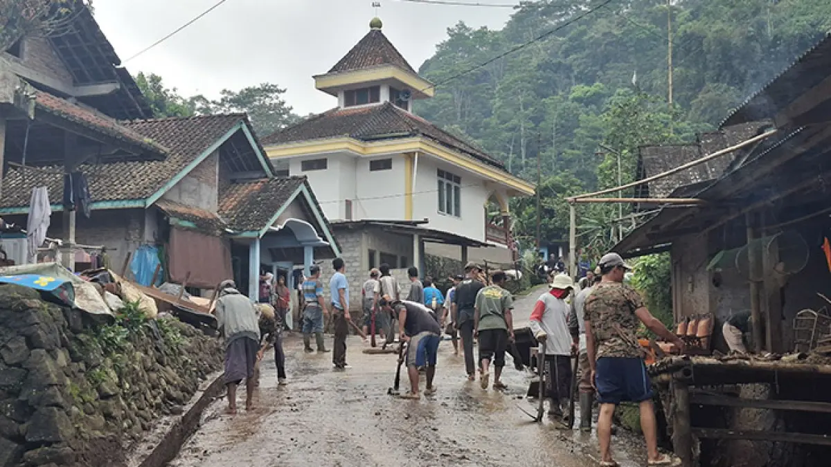 GOTONG ROYONG: Warga bersama tim BPBD dan relawan melakukan kerja bakti di Dusun Batur, Citrosono, Grabag usai banjir bandang, Senin (4/5). (Naila Nihayah/Radar Jogja)