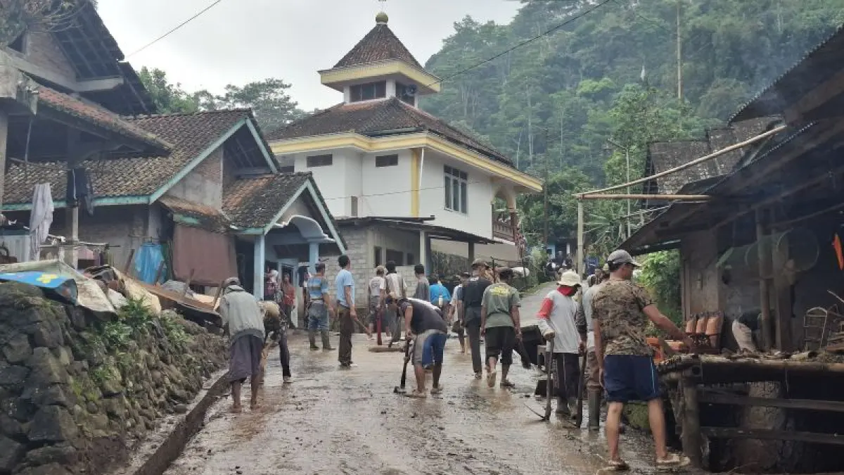 GOTONG ROYONG: Warga bersama tim BPBD dan relawan melakukan kerja bakti di Dusun Batur, Citrosono, Grabag usai banjir bandang, Senin (4/5/2026). (NAILA NIHAYAH/RADAR JOGJA)